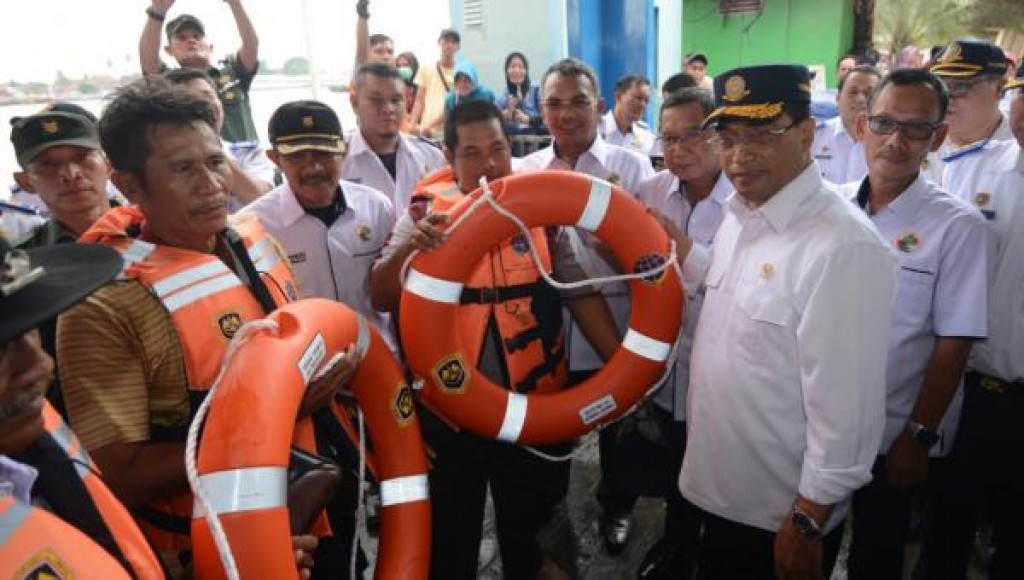 Kunjungi Dermaga 16 Ilir Palembang, Menhub Serahkan Life Jacket dan Tinjau Padat Karya