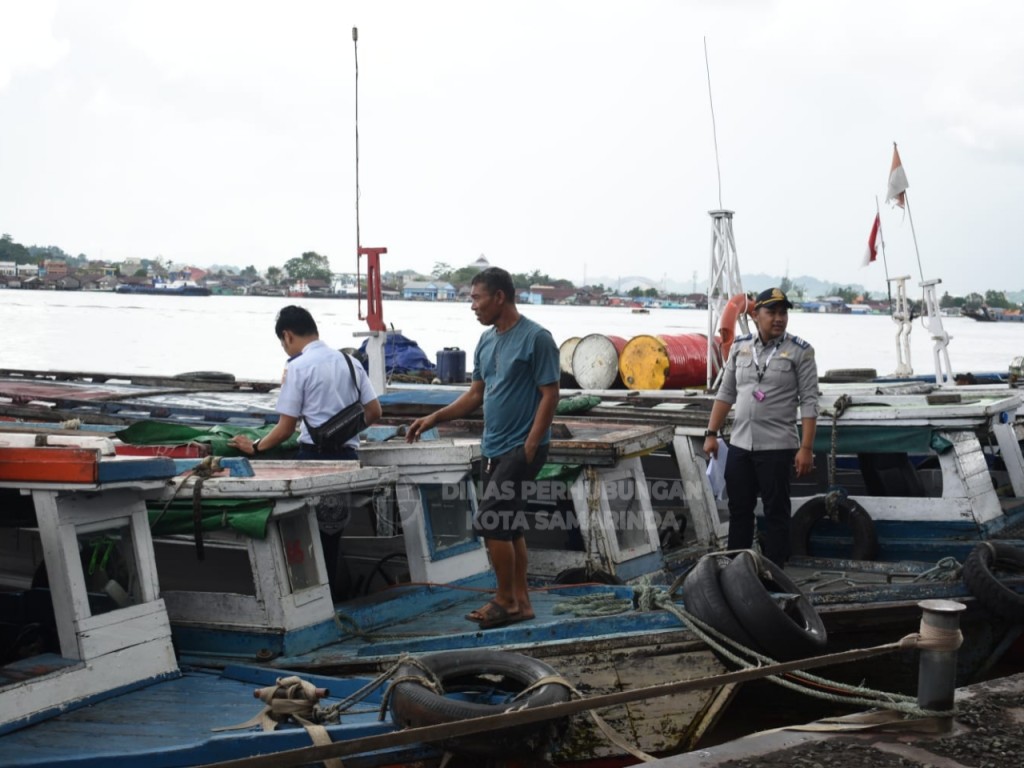 Dishub Kota Samarinda bersama BPTD XIII Kaltim Kaltara berikan Pelayanan Pemeriksaan dan Pengukuran Kapal Sungai